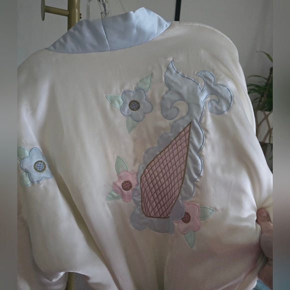 Beautiful Vintage Puff Robe - Picture 5 of 16